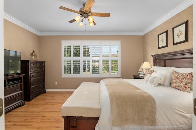 bedroom featuring light hardwood / wood-style floors, crown molding, and ceiling fan