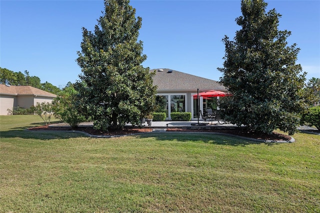 view of yard featuring a patio