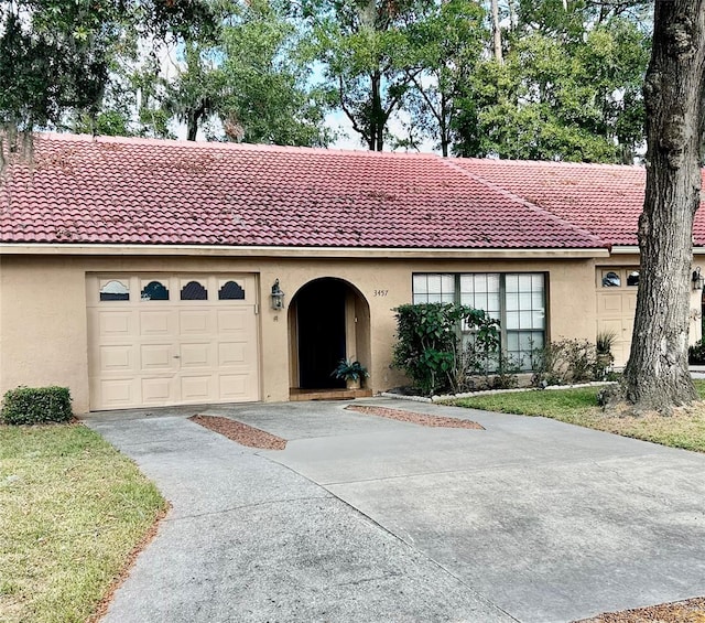 view of front of property featuring a garage