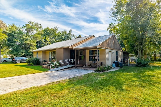 single story home featuring a front lawn