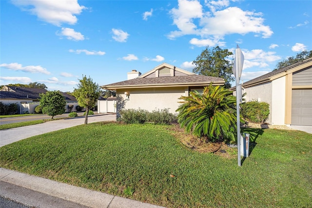 view of front of property featuring a front lawn