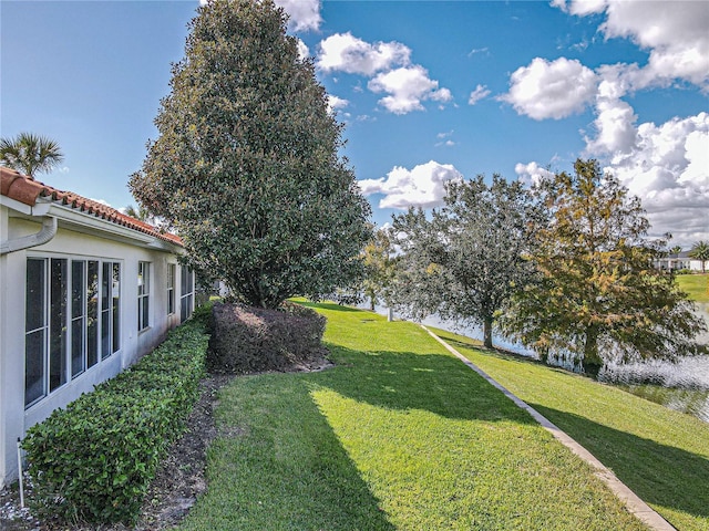 view of yard featuring a water view