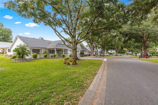 view of front of property featuring a front lawn