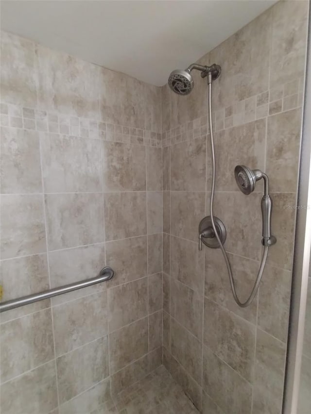 bathroom featuring a tile shower