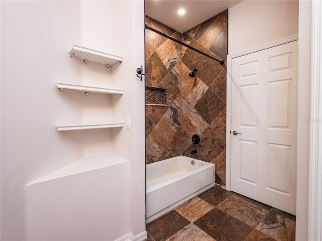 bathroom with tiled shower / bath combo