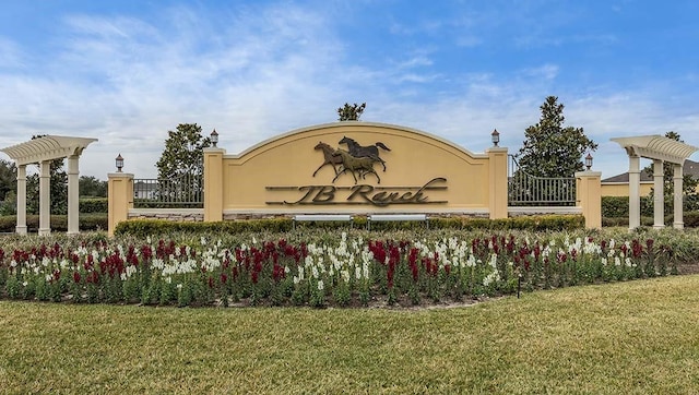 community sign featuring a yard