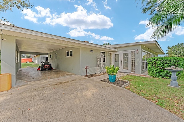 view of front of home featuring a front lawn and a carport