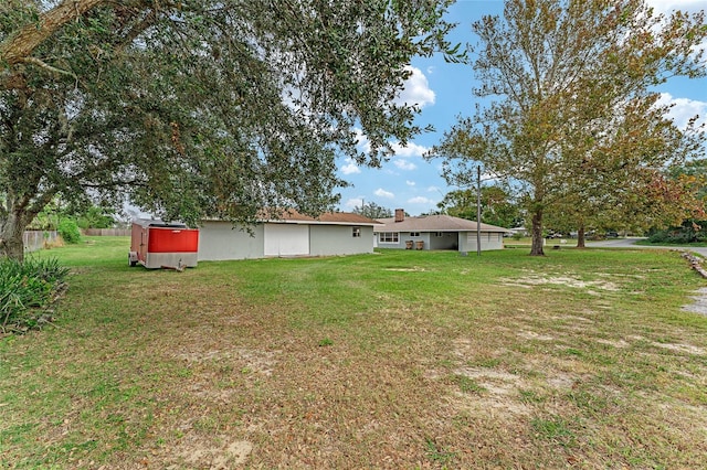 view of yard featuring an outbuilding