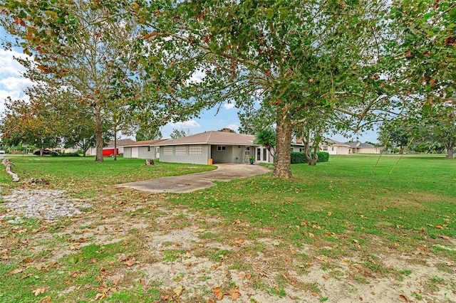 view of yard featuring a patio area