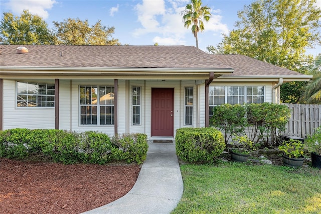 view of front of property featuring a front yard