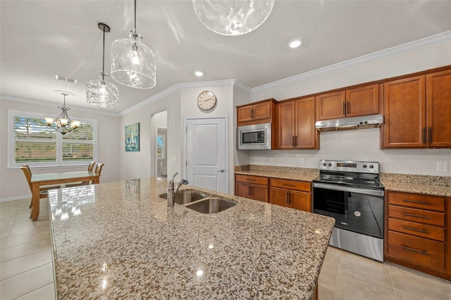 kitchen featuring hanging light fixtures, an island with sink, sink, crown molding, and stainless steel appliances