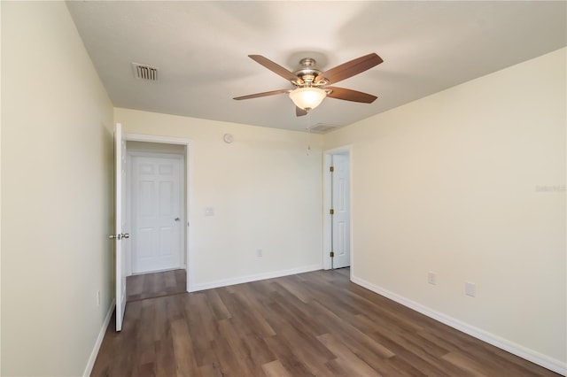 unfurnished room with dark wood-type flooring and ceiling fan