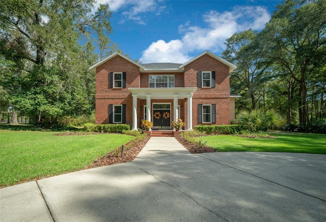 view of front of home featuring a front lawn