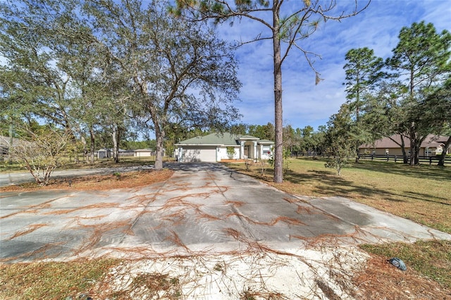 view of front of property featuring a front yard and a garage