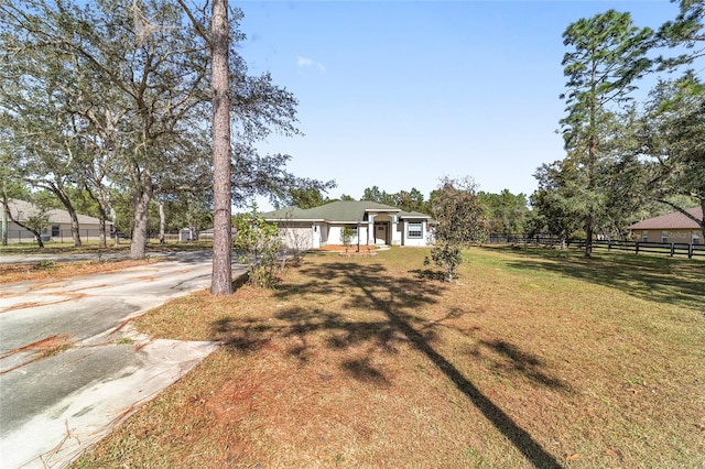 view of front facade featuring a front yard