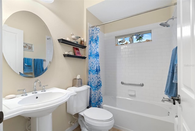 full bathroom featuring shower / bathtub combination with curtain, toilet, and sink