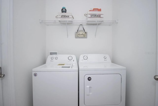 washroom featuring washing machine and clothes dryer