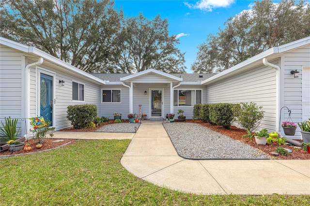 view of front of home featuring a front yard and a garage