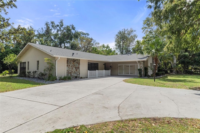 ranch-style home featuring a front lawn