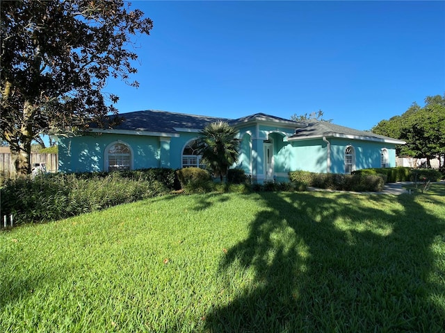 single story home featuring a front yard