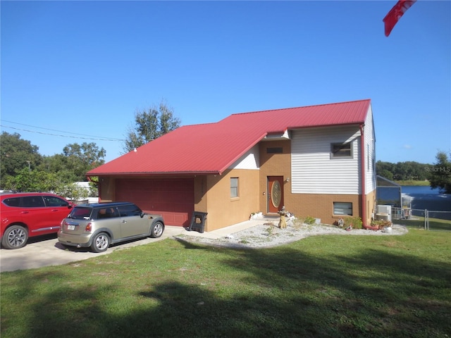 view of front of house featuring a front yard and a garage