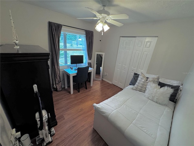 bedroom featuring dark hardwood / wood-style floors, ceiling fan, and a closet