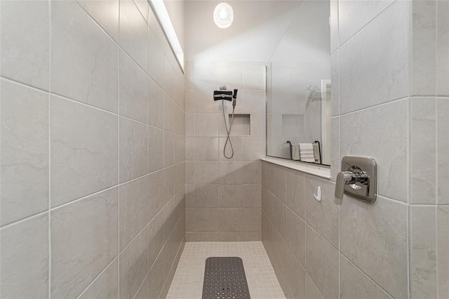 bathroom featuring tiled shower