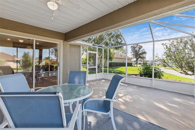 sunroom with ceiling fan