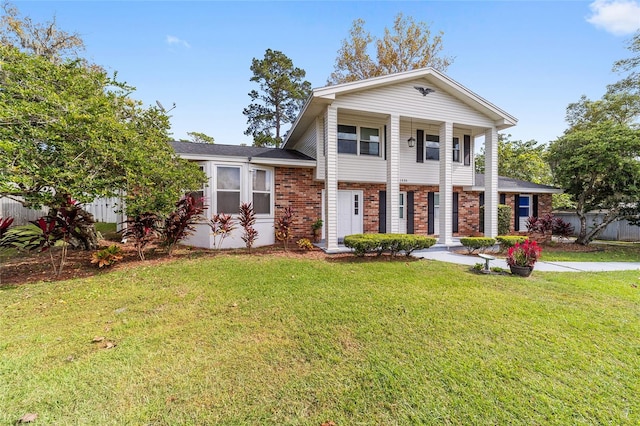 view of front of property featuring a front lawn