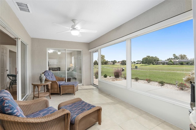 sunroom with ceiling fan