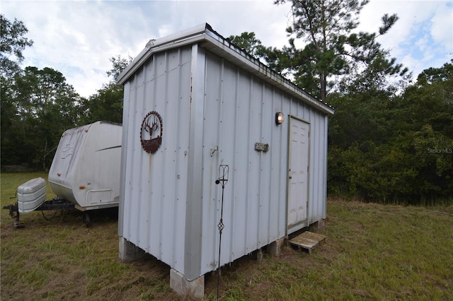 view of outdoor structure featuring a yard