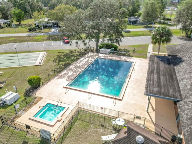 view of swimming pool featuring a yard