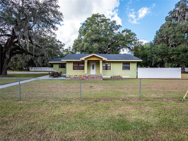 ranch-style house featuring a front lawn