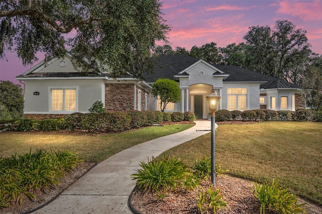 view of front of property featuring a lawn