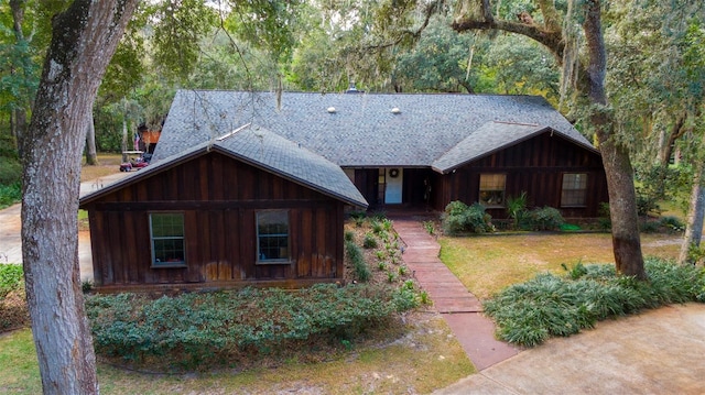 single story home featuring a front lawn