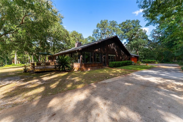 view of front of home featuring a front yard