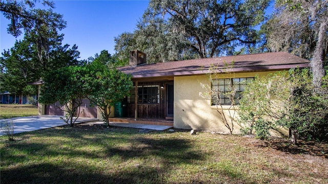 view of front facade featuring a garage and a front lawn