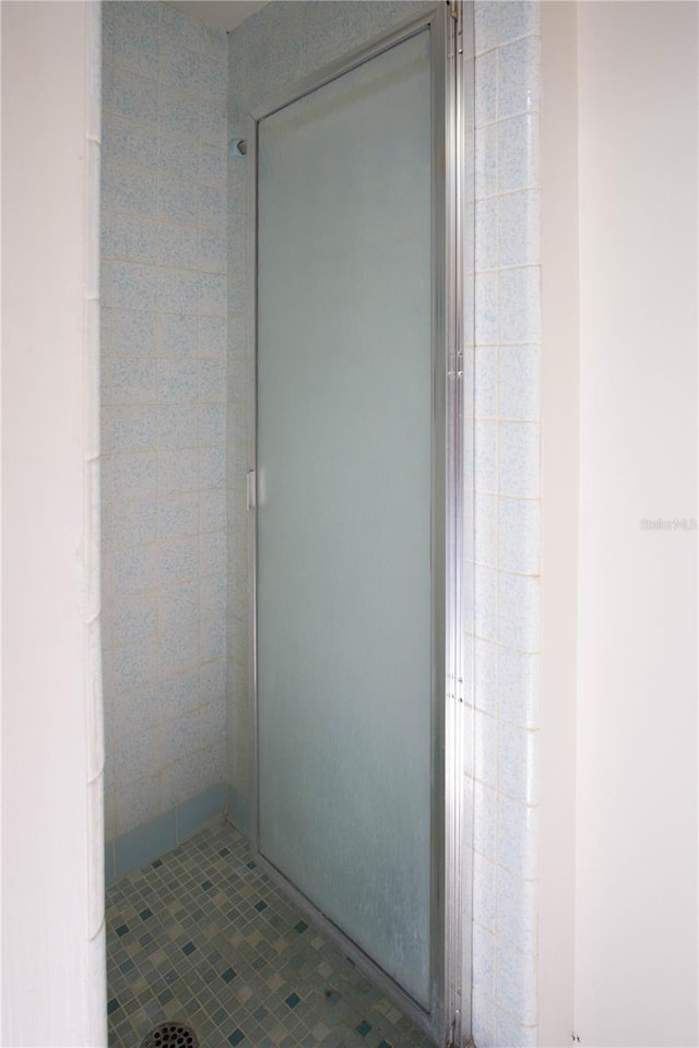 bathroom featuring a tile shower