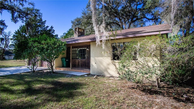 view of front of house with a front lawn