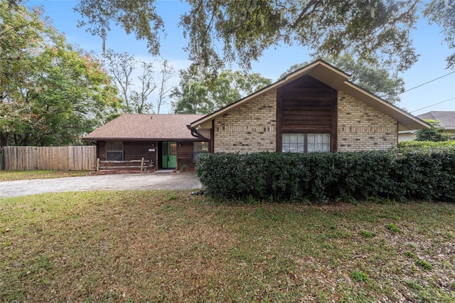 view of front of house featuring a front yard