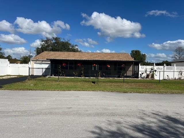 view of front of house featuring a front lawn