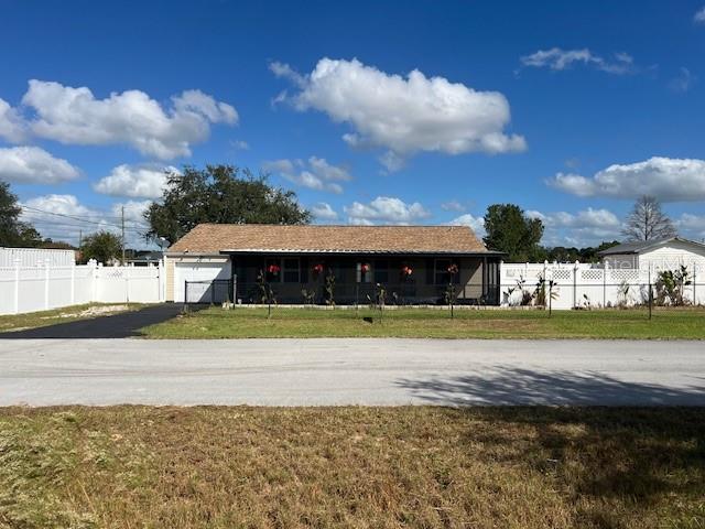 view of front facade featuring a front lawn