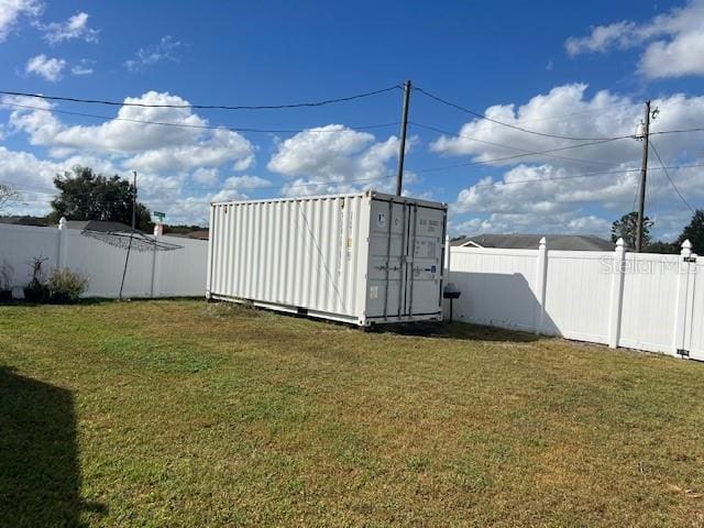 view of yard with a shed