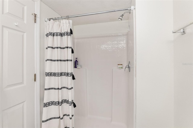 bathroom featuring a shower with shower curtain