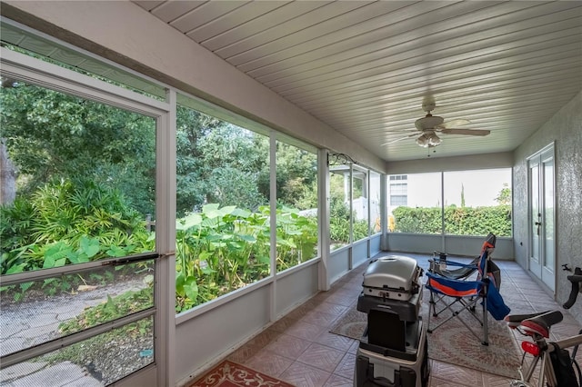 sunroom featuring ceiling fan