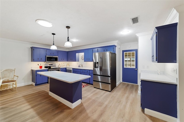 kitchen featuring light hardwood / wood-style floors, blue cabinets, crown molding, a kitchen island, and appliances with stainless steel finishes