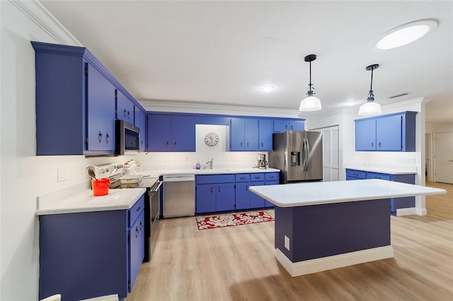 kitchen featuring appliances with stainless steel finishes, light hardwood / wood-style floors, decorative light fixtures, and blue cabinets