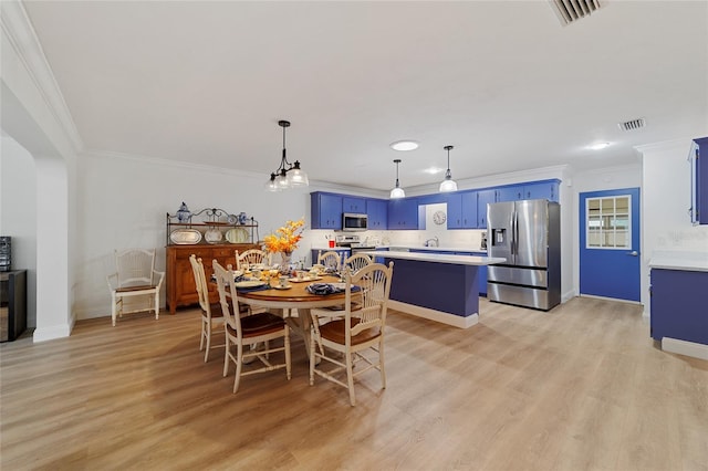 dining room featuring light hardwood / wood-style floors, crown molding, and an inviting chandelier