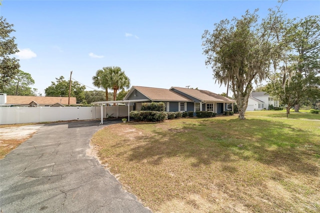 ranch-style home featuring a front lawn