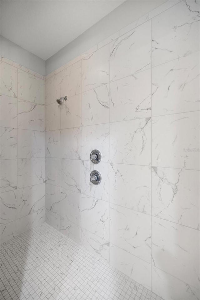 details featuring tiled shower